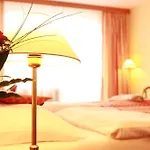 Lazensky Pyramida I Hotel