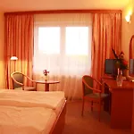 Lazensky Pyramida I Hotel Frantiskovy Lazne