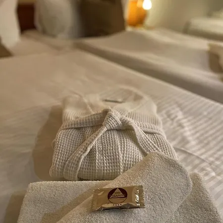 Lazensky Pyramida Szálloda