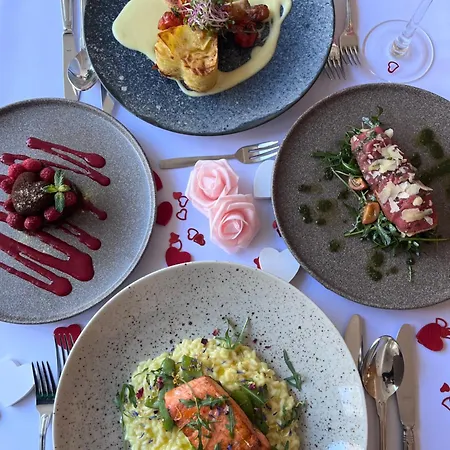 Lazensky Pyramida I Hotel