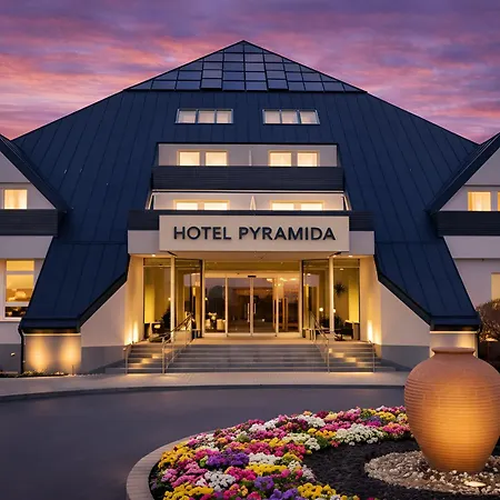 فندق Lazensky Pyramida 4*