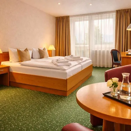 Lazensky Pyramida Otel