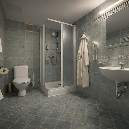 Lazensky Pyramida Hotell