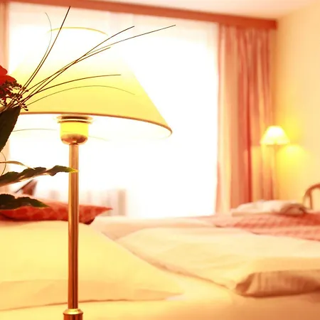 Lazensky Pyramida I Hotel