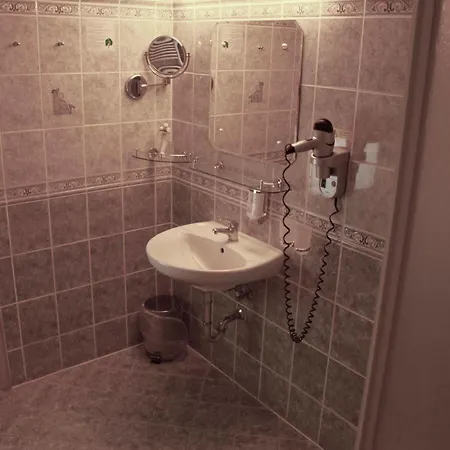 Lazensky Pyramida I 4*