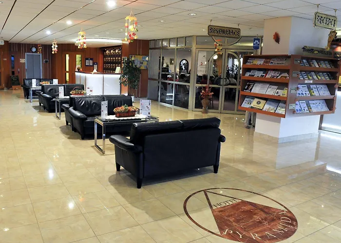 Lazensky Pyramida Hotell