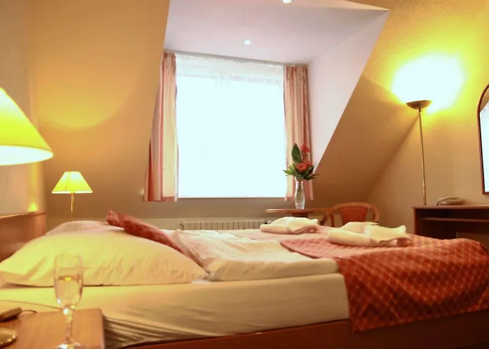 Hotell Lazensky Pyramida